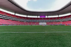 Tras lluvias en Puebla, afición de Chivas presume drenaje del Estadio Akron