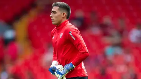 Alex Padilla, arquero mexicano del Athletic Club, expulsado por actitud antideportiva ante Betis
