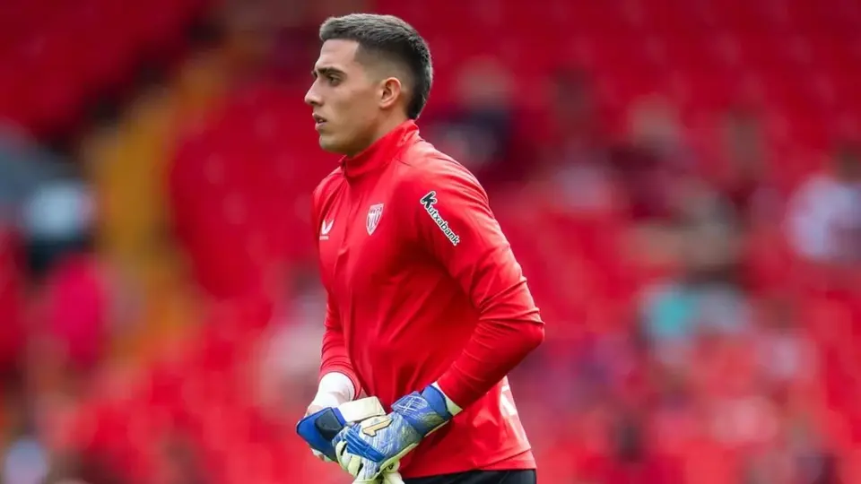 Alex Padilla, arquero mexicano del Athletic Club, expulsado por actitud antideportiva ante Betis