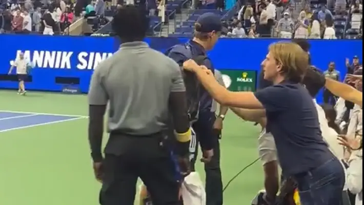 Aficionado intenta abrir maleta de Sinner tras su partido de cuarta ronda en el US Open