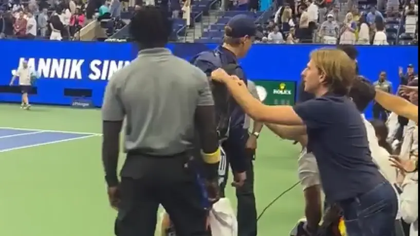 Aficionado intenta abrir maleta de Sinner tras su partido de cuarta ronda en el US Open