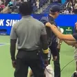 Aficionado intenta abrir maleta de Sinner tras su partido de cuarta ronda en el US Open