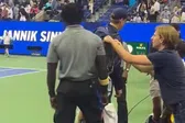 Aficionado intenta abrir maleta de Sinner tras su partido de cuarta ronda en el US Open