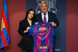 Barcelona sorprende con Becky G como estrella invitada en su partido ante Valencia