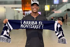Anthony Martial llega a Monterrey y ya quiere de “enemigo” a Gignac