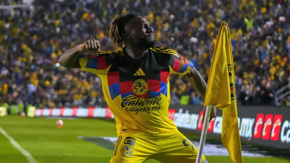 Allan Saint Maximin se engancha con un aficionado y se burla de Pumas tras el Clásico Capitalino