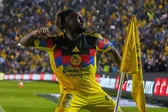 Allan Saint Maximin se engancha con un aficionado y se burla de Pumas tras el Clásico Capitalino