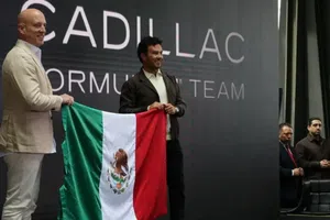 Checo Pérez se prepara para 'debutar' con Cadillac en el simulador