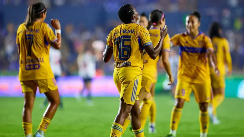 Tigres vs Rayadas es retrasado por tormenta eléctrica