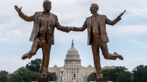 Trump y Epstein, tomados de la mano frente al Capitolio; aparece polémica estatua en Washington
