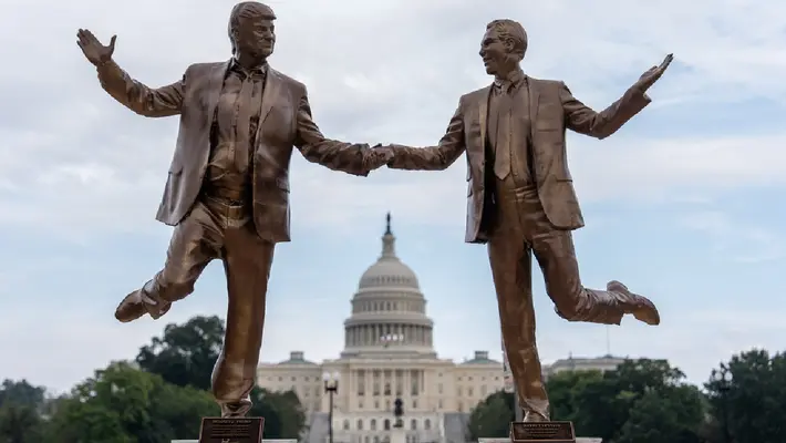 Trump y Epstein, tomados de la mano frente al Capitolio; aparece polémica estatua en Washington