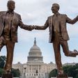 Trump y Epstein, tomados de la mano frente al Capitolio; aparece polémica estatua en Washington