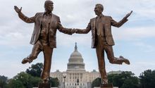 Trump y Epstein, tomados de la mano frente al Capitolio; aparece polémica estatua en Washington