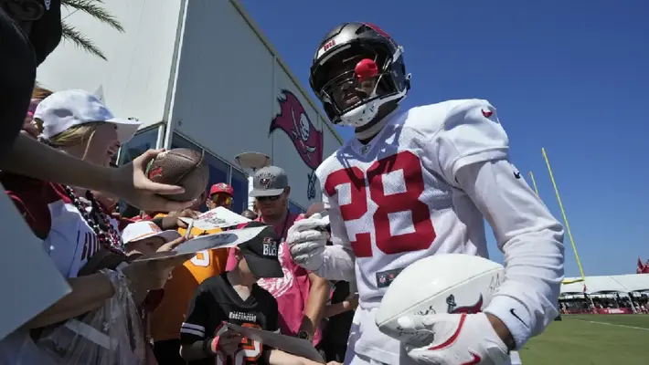 Tampa Bay Buccaneers se desprenden de Shilo Sanders tras agresión a rival