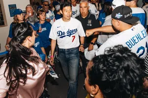 '¡Es hora del besibol!' Heung-Min Son lanza la primera bola del juego entre Dodgers y Reds