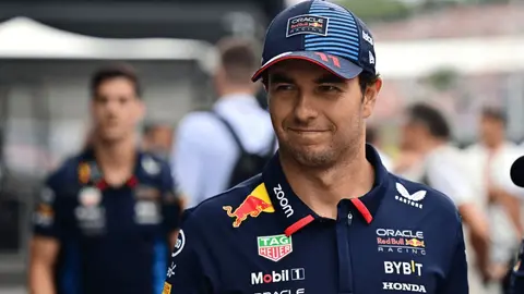 Checo Pérez y Valtteri Bottas emocionan a Lewis Hamilton en su regreso a la F1