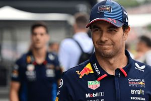 Checo Pérez y Valtteri Bottas emocionan a Lewis Hamilton en su regreso a la F1