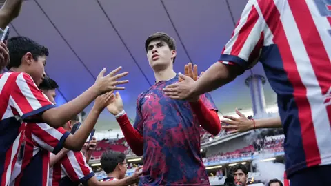 El día que la ‘Hormiga’ González acompañó a Ramón Morales en un partido de Chivas