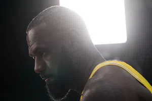 LeBron James estará fuera del inicio de Temporada Regular con los Lakers