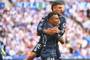 Real Madrid, con uno menos, vence a la Real Sociedad y mantiene el invicto en LaLiga