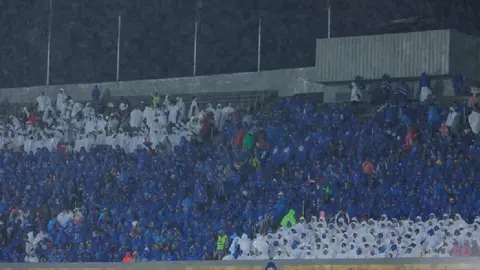 ¡Recibimiento de primera! Afición de Cruz Azul arma mosaico para recibir al equipo