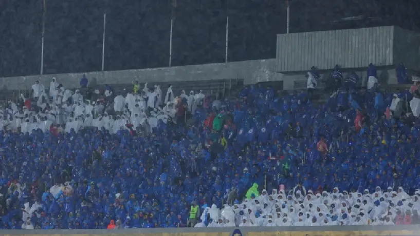 ¡Recibimiento de primera! Afición de Cruz Azul arma mosaico para recibir al equipo