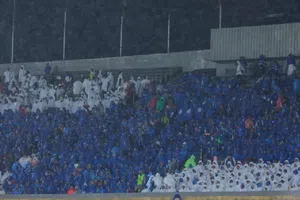 ¡Recibimiento de primera! Afición de Cruz Azul arma mosaico para recibir al equipo