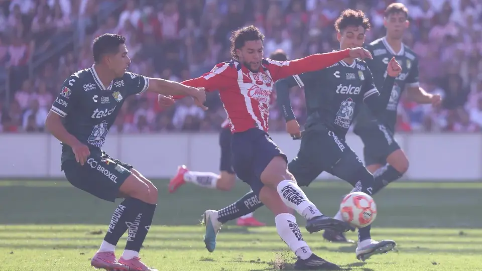 Chivas consigue agónico triunfo ante León en duelo amistoso en Estados Unidos.