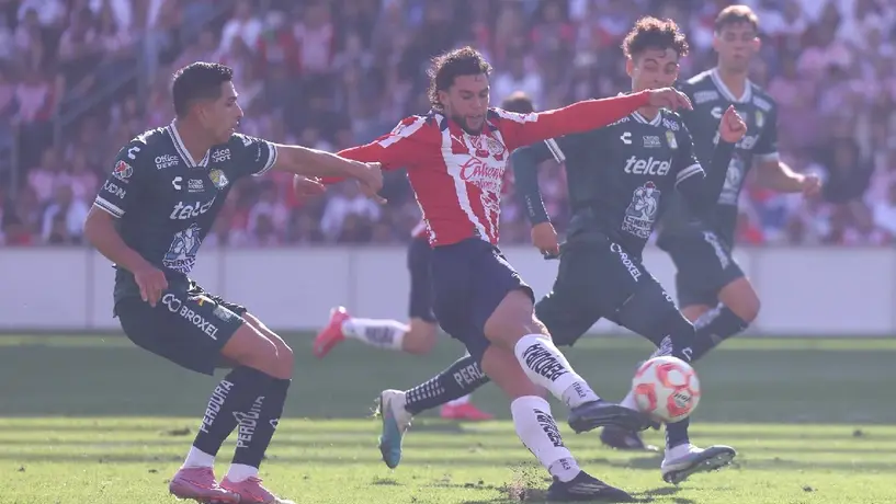 Chivas consigue agónico triunfo ante León en duelo amistoso en Estados Unidos.