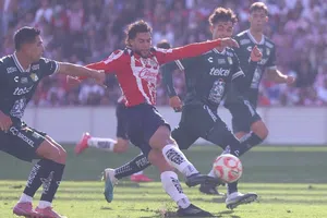 Chivas consigue agónico triunfo ante León en duelo amistoso en Estados Unidos.