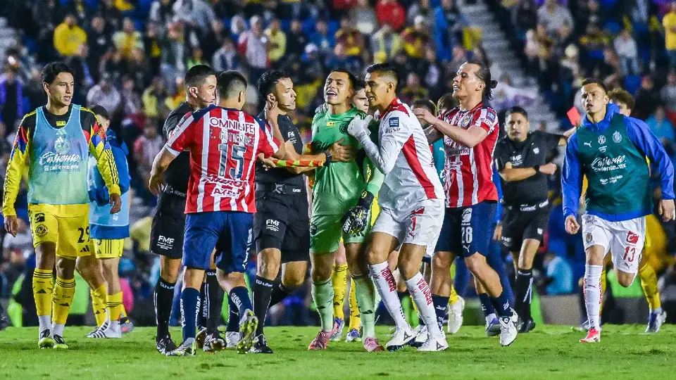 Clásico Nacional desata pelea que provocó que se vaciaran las bancas