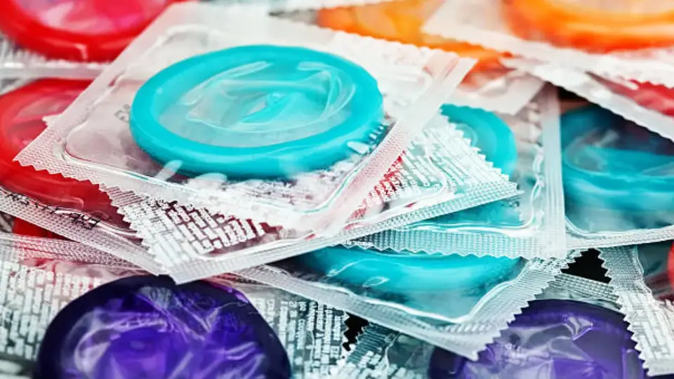 Cofepris alerta sobre venta de condones falsos en México