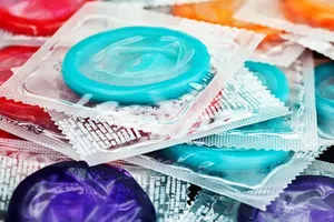 Cofepris alerta sobre venta de condones falsos en México