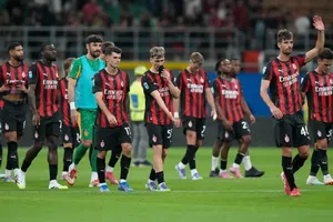 Afición del Milan explota con abucheos contra Santiago Giménez y el equipo tras derrota ante Cremonese