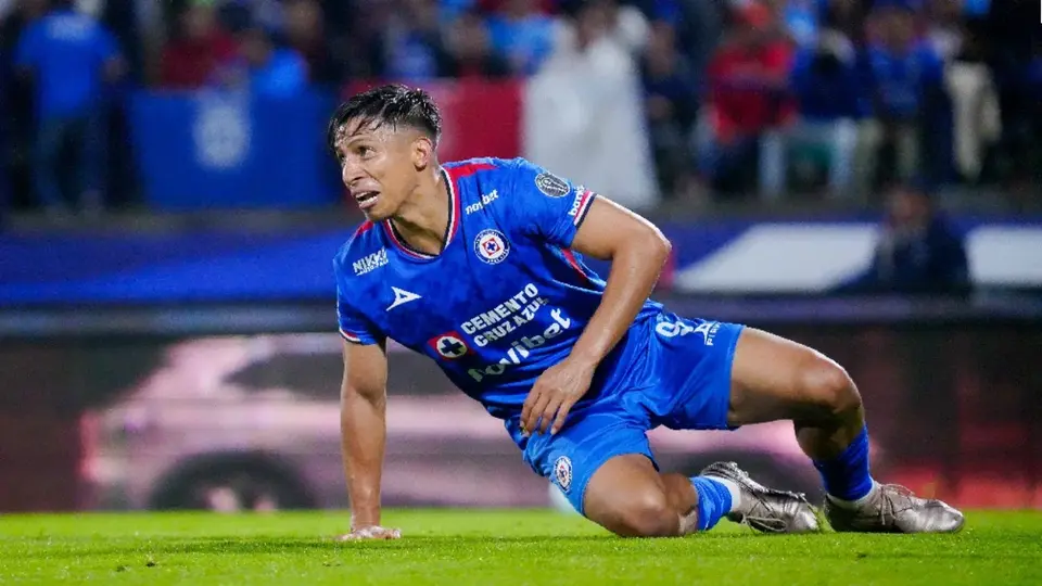 ¡Se rompió el Cuate! Ángel Sepúlveda sale del juego ante Chivas por lesión