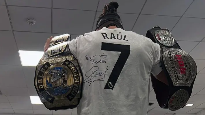 Raúl Jiménez sorprende a Bandido tras coronarse en AEW Forbidden Door 2025