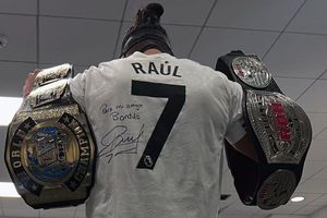 Raúl Jiménez sorprende a Bandido tras coronarse en AEW Forbidden Door 2025