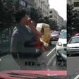 VIDEO: Motociclista choca contra taxista y además lo noquea en pleno Centro Histórico