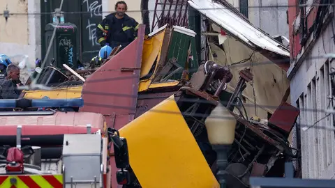 VIDEO: Van 15 muertos y 18 heridos tras descarrilamiento de funicular turístico