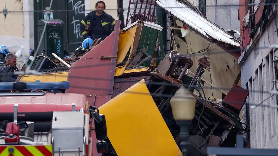 VIDEO: Van 15 muertos y 18 heridos tras descarrilamiento de funicular turístico