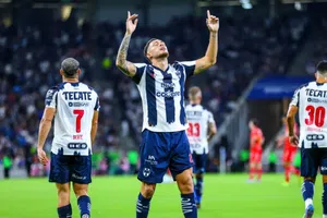 Rayados propina goleada al Necaxa con gol olímpico incluido y es líder del Apertura 2025