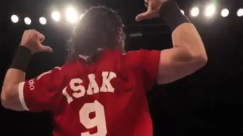 JD McDonagh luce playera de Liverpool con nombre de Isak en el Supershow de WWE en Newcastle