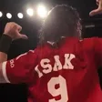 JD McDonagh luce playera de Liverpool con nombre de Isak en el Supershow de WWE en Newcastle