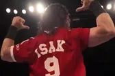JD McDonagh luce playera de Liverpool con nombre de Isak en el Supershow de WWE en Newcastle