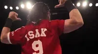 JD McDonagh luce playera de Liverpool con nombre de Isak en el Supershow de WWE en Newcastle