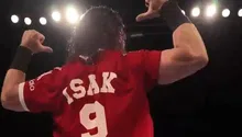 JD McDonagh luce playera de Liverpool con nombre de Isak en el Supershow de WWE en Newcastle