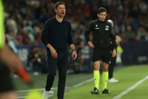 Periodista kazajo le regala pez a Xabi Alonso durante conferencia de prensa