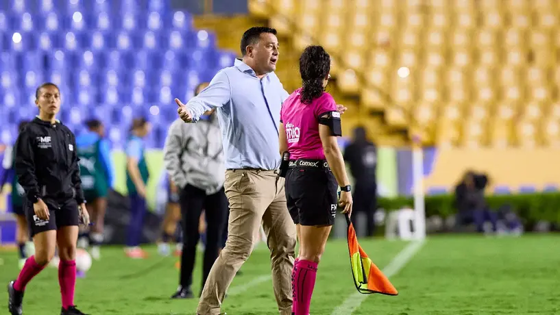 Pedro Martínez Losa festeja el triunfo de Tigres sobre Rayadas y felicita a sus jugadoras