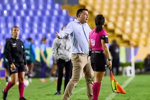 Pedro Martínez Losa festeja el triunfo de Tigres sobre Rayadas y felicita a sus jugadoras