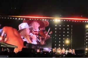 Shakira conmueve en CDMX con tributo a Javier Solís